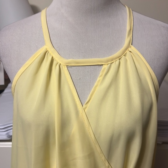 Yellow strappy top with cross over front and tie at the side, new without tags - Picture 2 of 9